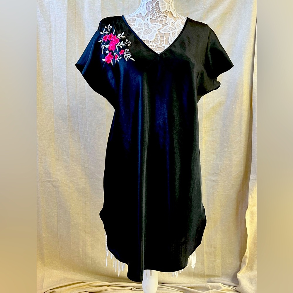 California Dynasty sleepwear top. Black w/embroidered pink flowers. Sz L